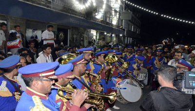 الموسيقى العسكرية تجوب شوارع العاصمة صنعاء احتفاء بالعيد الوطني الـ 28
