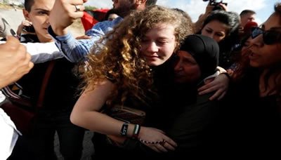 سلطات الاحتلال الإسرائيلي تفرج عن عهد التميمي ووالدتها ناريمان بعد قضائهما 8 أشهر في الأسر
