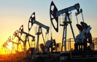 النفط يوسع خسائره بعد أكبر انخفاض شهري له في عامين