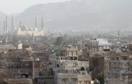 وقفة احتجاجية أمام مكتب الأمم المتحدة بصنعاء تندد بالحرب الإقتصادية على اليمن