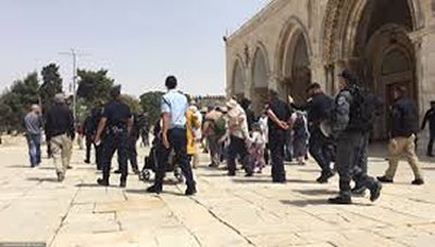 إصابة 4 فلسطينيين واعتقال 5 في اعتداء قوات الاحتلال على المصلين وحراس المسجد الأقصى