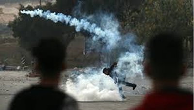 اصابة عدد من الفلسطينيين بالاختناق اثر اقتحام الاحتلال قرية عصيرة جنوب نابلس