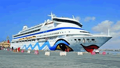 السفينة السياحية (ايدا بلو) تزور ميناء صلالة العماني