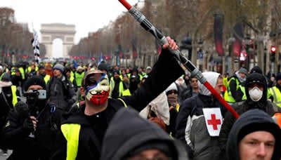 الشرطة الفرنسية تعتقل 85 من محتجي (السترات الصفراء) وتجمع وسط باريس