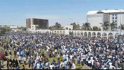 آلاف السودانيين يعتصمون أمام مقر قيادة الجيش للمطالبة برحيل البشير ونظامه