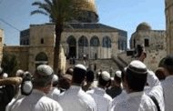 عشرات المستوطنين يقتحمون ساحات المسجد الاقصى
