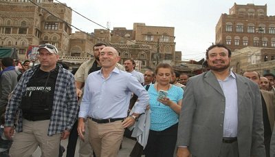 الجنرال مايكل لوليسغارد يزور مدينة صنعاء القديمة