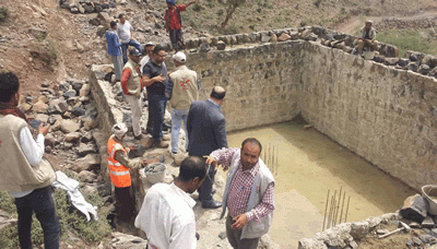 تدشين مشروع بناء ثلاثة خزانات حصاد مياه بمديرية القفر في إب
