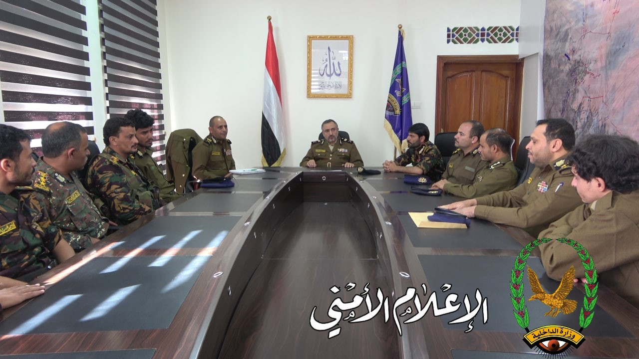 وزير الداخلية يوجه بتوسيع الانتشار الأمني في المديريات المحررة بشبوة ومأرب