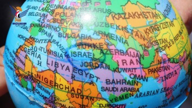 ضبط كمية من الخرائط للكرة الأرضية لا تشمل دولة فلسطين
