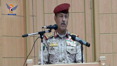 وزير الدفاع: التواجد غير المشروع للاحتلال في المياه الإقليمية اليمنية كلفته باهظة الثمن