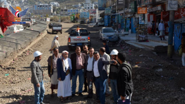 أمين عام محلي إب يطلع على مشروع أعمال رصف خرساني في المشنة