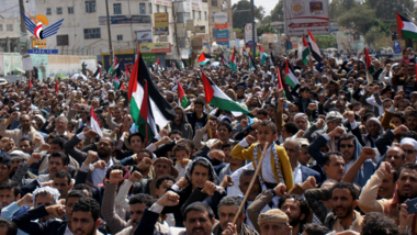 مسيرات حاشدة بالعاصمة صنعاء تضامنا مع غزة وتأييدا لعمليات القوات المسلحة