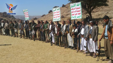 إب.. وقفة لأبناء الاعماس والمرخام تنديدا بالمخطط الأمريكي لتهجير أبناء غزة