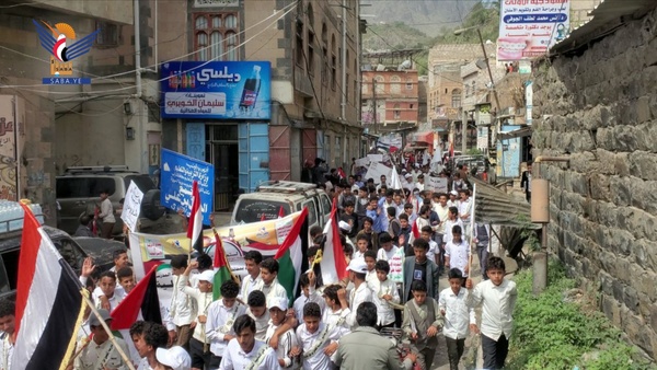 مسيرة طلابية في مديرية السدة بإب تنديدًا بجرائم العدو الصهيوني في غزة