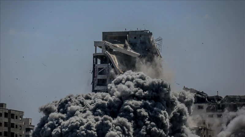 طيران العدو الإسرائيلي يدمر برج الصفدي السكني وعدة مبان مجاورة بمدينة غزة