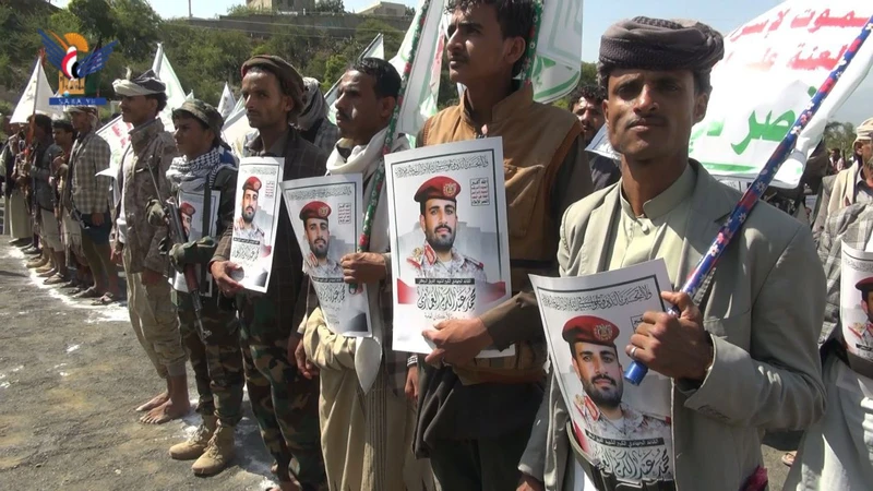 عرض شعبي لخريجي دورات التعبئة بمديرية المخادر في إب