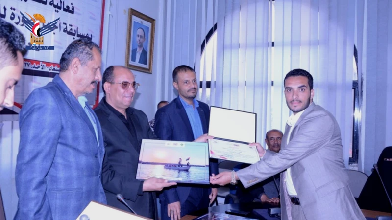 وزارة الإعلام تُكرم الفائزين بمسابقة أجمل صورة للعلم اليمني