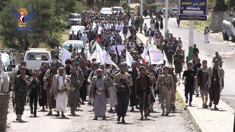 قوات التعبئة بالمربع الغربي في ريف إب تنظم عرضاً شعبي