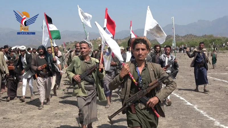 إب .. عرض شعبي لقوات التعبئة في عدد من عزل مديرية القفر