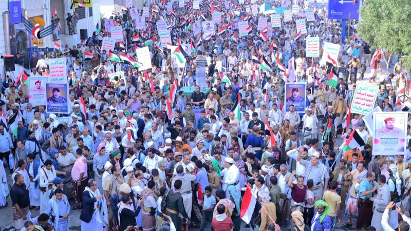 حشود ذكرى الاستقلال .. رسائل واضحة للمحتلين الجدد بحتمية رحيلهم من اليمن