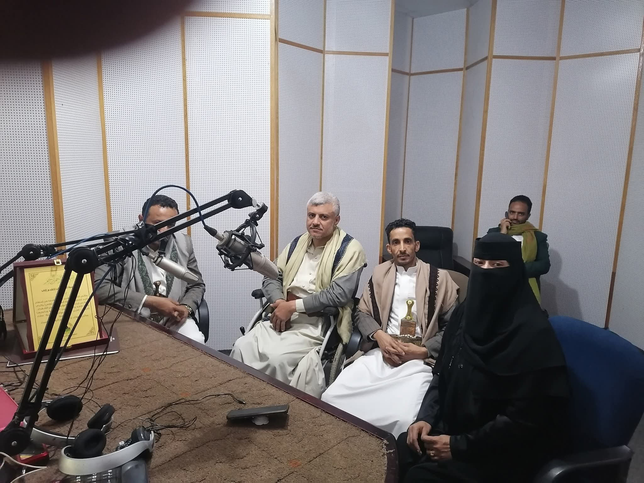 فرع هيئة رعاية أسر الشهداء يكرم إذاعة إب