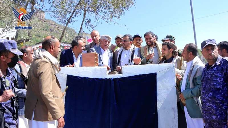 تدشين العمل بمشروع استكمال أعمال الرصف الخرساني في طريق إب - العدين