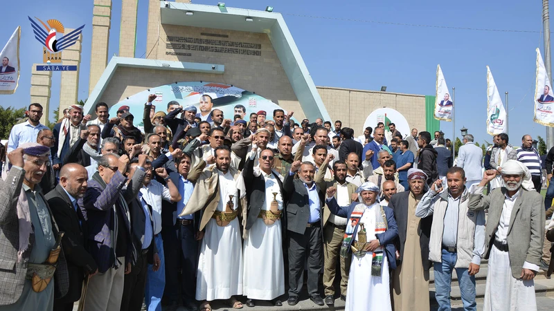 قيادات وزارة الإعلام والمؤسسات التابعة لها تزور أضرحة الشهداء الصماد والرهوي والغماري