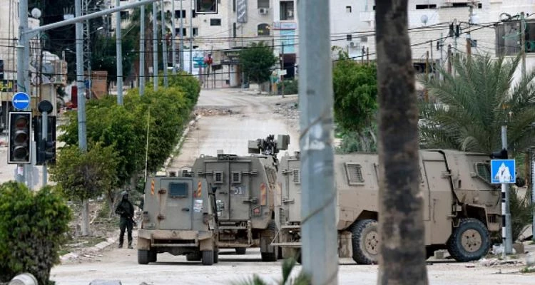 قوات العدو الإسرائيلي تحتجز مركبات على مدخل 