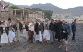 محافظ إب يتفقد سير العمل في مشروع تعشيب ملعب الكبسي