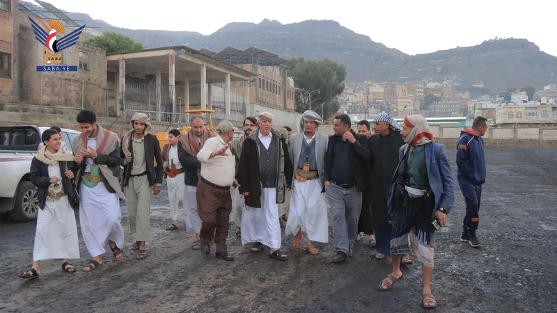 محافظ إب يتفقد سير العمل في مشروع تعشيب ملعب الكبسي