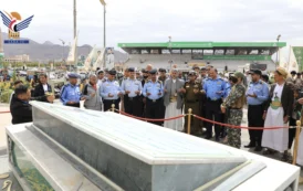 العلامة مفتاح يزور اضرحة الشهداء الصماد والرهوي ورفاقه الوزراء والغماري