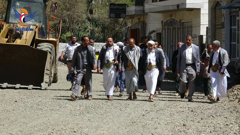 أمين محلي إب يتفقد مشروعين لرصف الطرق بمديرية الظهار