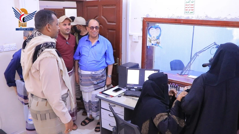 نائب وزير الإعلام يتفقد العمل بإذاعة الحديدة ويناقش مستوى الأداء الإعلامي والإذاعي