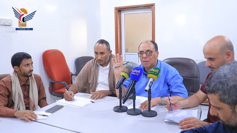 محافظ الحديدة ونائب وزير الإعلام يناقشان أوضاع إذاعة الحديدة ومكتب الإعلام