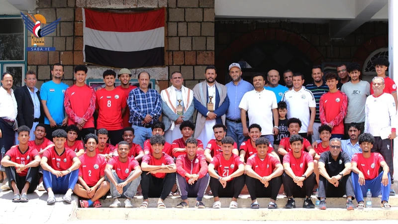نائب وزير الشباب يلتقي بعثة منتخب الشباب لكرة القدم ويُكّرم لاعبيه وجهازيه الفني والإداري